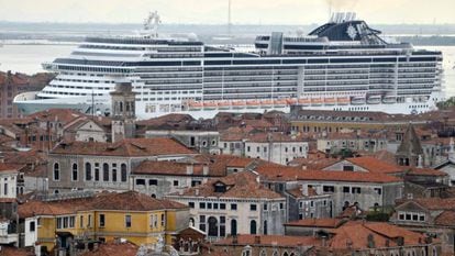 O cruzeiro 'MSC Preziosa' em um dos canais de Veneza.