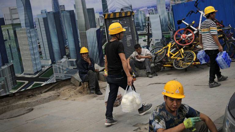Trabalhadores em uma obra do distrito comercial de Pequim