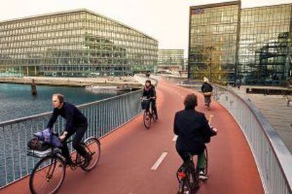 A nova ponte que cruza o porto é só para bicicletas, que têm preferência em toda a cidade.