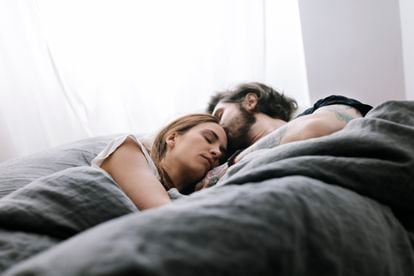 Qualidade do sono está ligada à qualidade do relacionamento, indica o estudo. Na imagem, um casal dormindo.