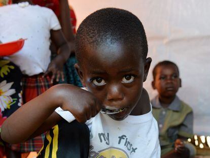 Uma criança come em perto de Cankuzo, Burundi.
