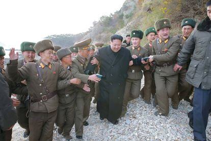 Kim Jong-un inspeciona um batalhão.