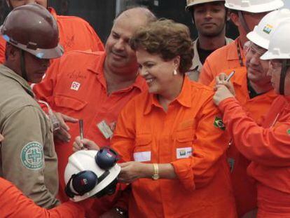 Dilma assina autógrafos a funcionários da Petrobras.