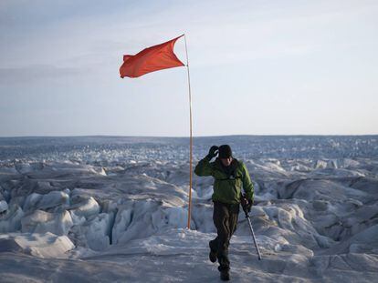 Bandera para identificar una posición GPS en el glaciar Helheim, en Groenlandia.