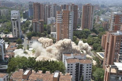 Momento da demolição do edifício Monáco, em Medellín