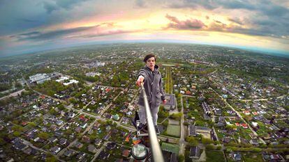 Ervin Punkar faz uma ‘selfie’ sobre uma torre de televisão em Tartu (Estônia).