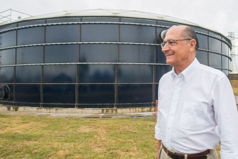 Alckmin diante de reservatório da Sabesp em Franco da Rocha (SP).