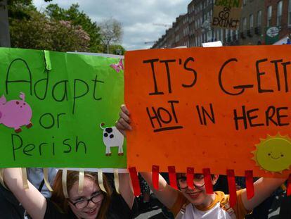 Manifestação de estudantes em Dublin protestando contra a mudança climática. A foto é de 24 de maio. 