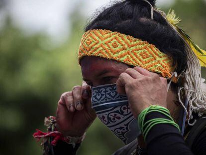 Indígena satere-mawe protesta em Manaus em 12 de junho para que os povos nativos com covid-19 sejam atendidos de forma adequada.