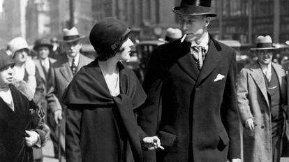 Uma mulher exibe sua “tocha da liberdade” em nova York, em 1928, em uma ação organizada por Bernays para a American Tobacco Company