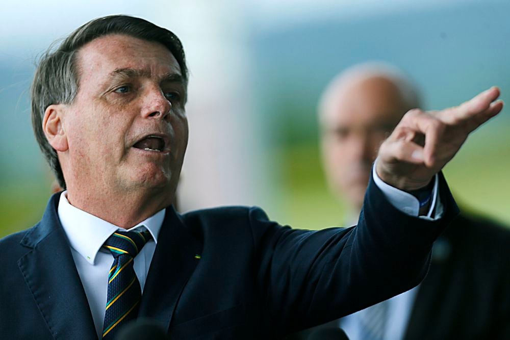 Drenado por crise política forjada por Bolsonaro, Brasil fica no escuro quanto a avanço real do coronavírus