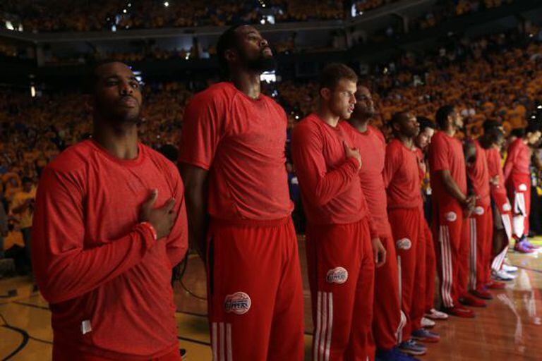 Os jogadores dos Clippers com camiseta no avesso.