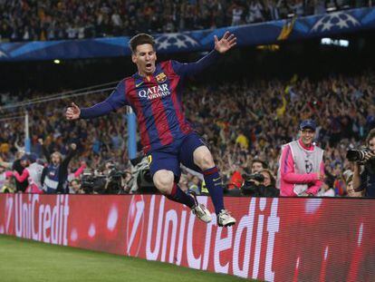 Messi pula para celebrar um de seus dois gols.