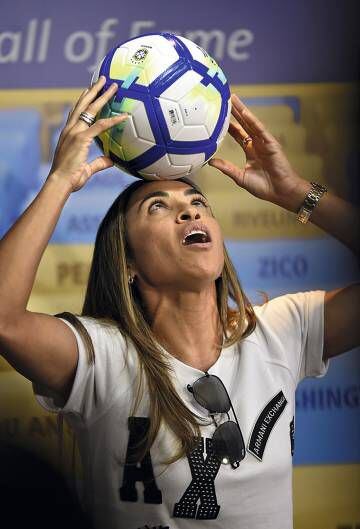 Marta brinca com uma bola no Maracanã em 2018