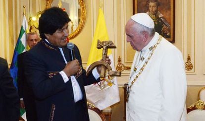 Evo Morales, entregando o presente ao Papa.