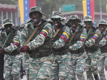 Desfile militar para comemorar a independência da Venezuela, em 5 de julho (fotografia cedida pela Agência Venezuelana de Notícias)