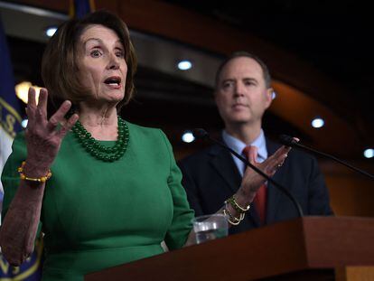 A democrata Nancy Pelosi, presidenta da Câmara de Representantes, e o deputado Adam Schiff, em outubro de 2019, em Washington.