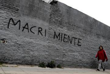 Pichação contra o presidente em Buenos Aires diz que ‘Macri mente’.