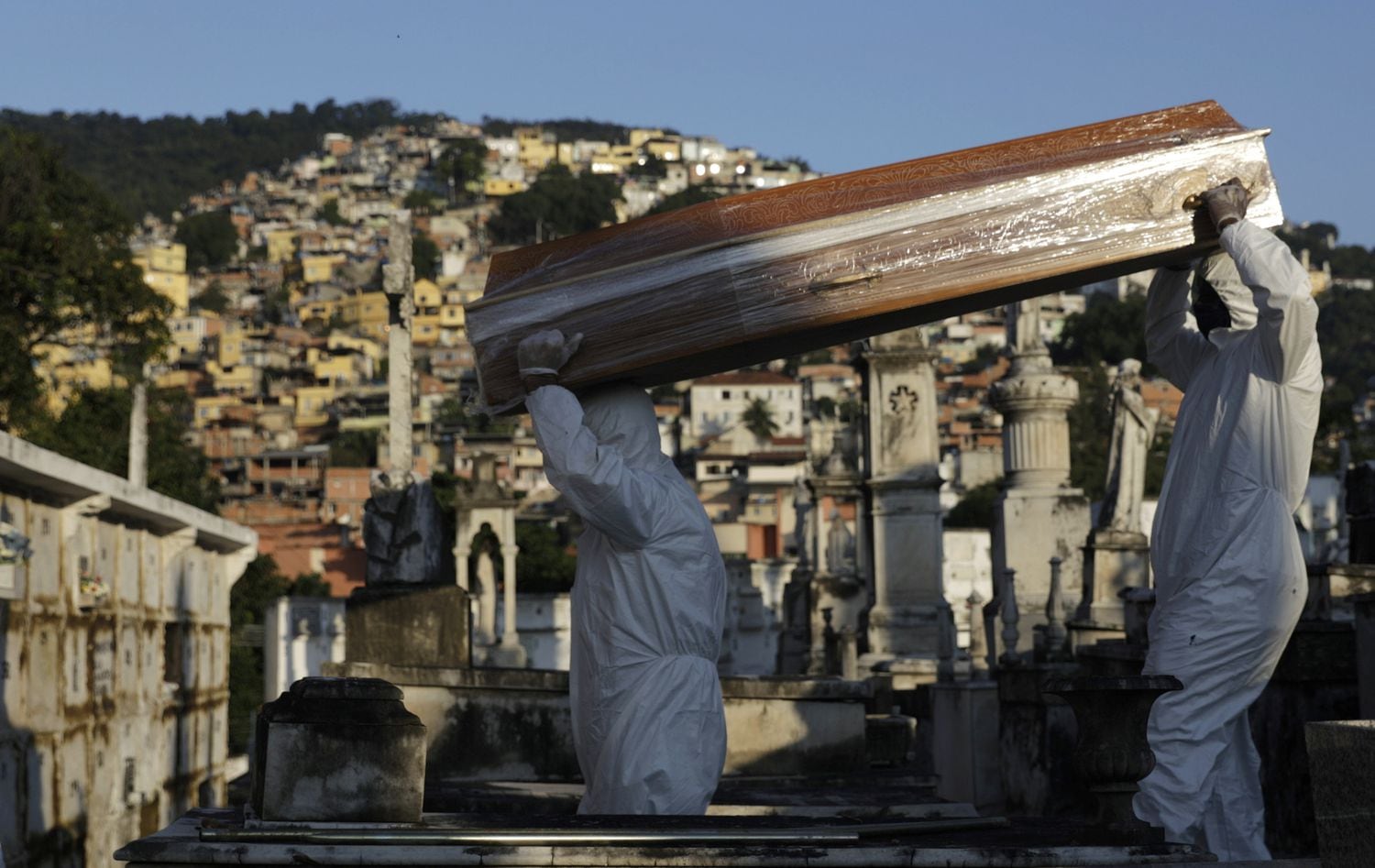 Coveiros carregam o caixão de Antonia Rodrigues, vítima do coronavírus no Rio.