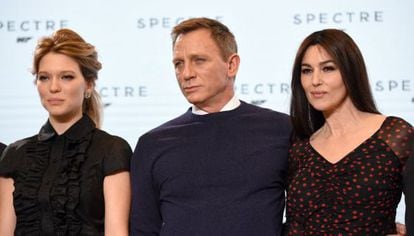 Da esquerda para a direita, os atores Lea Seydoux, Daniel Craig e Monica Bellucci durante a apresentação do filme 'Spectre'.