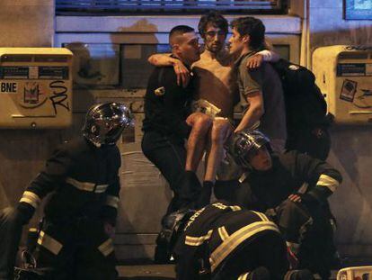 Bombeiros franceses socorrem um ferido nesta sexta-feira em Paris.