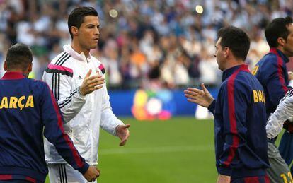 Messi e Ronaldo se cumprimentam antes de um clássico.