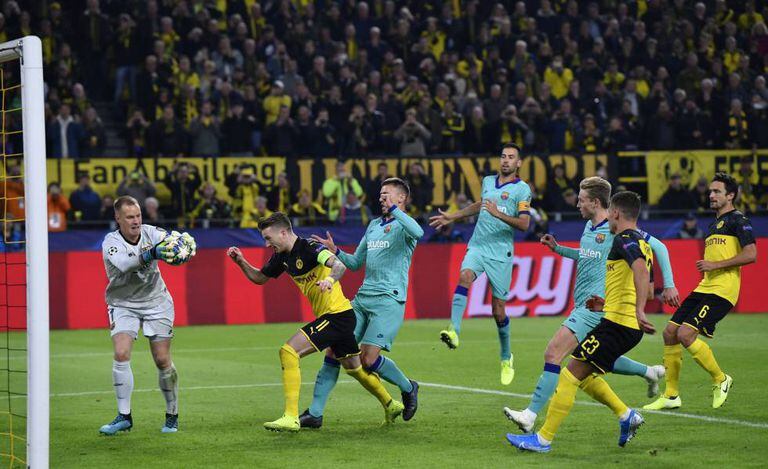 Ter Stegen pegou o pênalti de Reus e se recuperou para ficar também com o rebote.