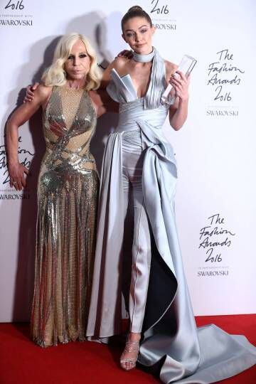 Gigi Hadid e Donatella Versace, quando recebeu o prêmio de melhor modelo de 2016, em dezembro em Londres.