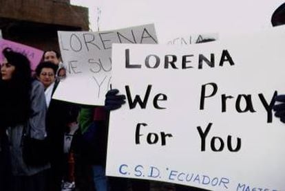 Manifestantes demonstram apoio a Lorena Bobbitt durante o julgamento dela