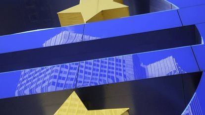 O edifício do Banco Central Europeu (BCE) refletido sobre o símbolo do Euro. EFE/Arquivo