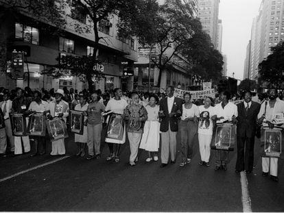 Ativistas como Lélia Gonzalez, Benedita da Silva e Abdias Nascimento na marcha "Zumbi está vivo", realizada no Rio de Janeiro em 1983. Foto faz parte do acervo de Januário Garcia que está sendo preservado.