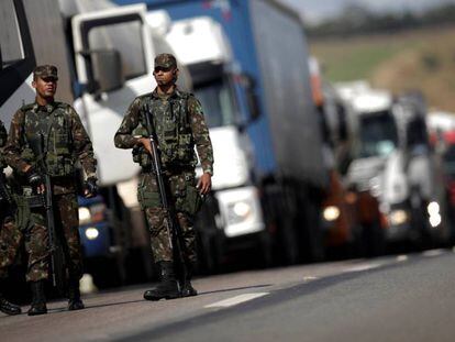 Militares escoltam comboio de caminhões em Luziânia (GO).