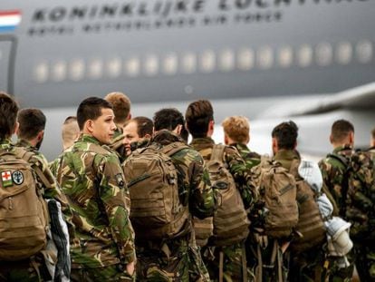 Soldados holandeses embarcam em um avião para participar nos exercícios militares da OTAN na Noruega.