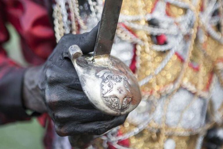 Mestre Zé Rolinha, rei dos Lambe Sujos, segura sua espada
