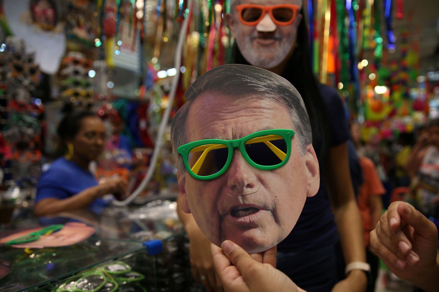 Máscaras de Carnaval de Bolsonaro, em primeiro plano, e Lula, em segundo, numa loja de São Paulo.