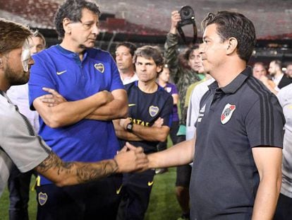 O técnico do River, Marcelo Gallardo, cumprimenta Gonzalo Lamardo, que ficou ferido no ataque ao ônibus do Boca.