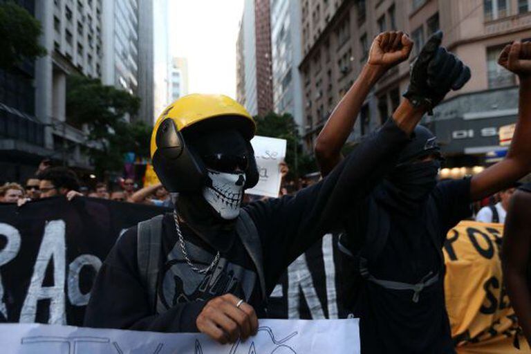 Manifestante protesta contra o aumento das tarifas de ônibus no Rio, na segunda-feira.