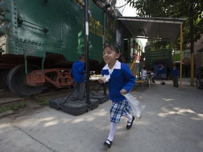Uma aluna do último vagão-escola do México corre no recreio.