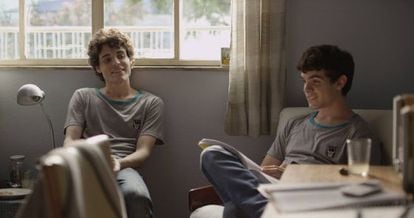 Ghilherme Lobo (&agrave; direita) vive um adolescente cego no filme.
