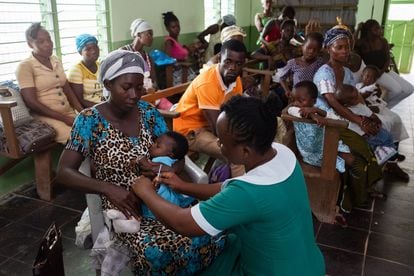 Lordina Dadzie, de seis meses de idade, recebe uma dose da vacina RTS,S contra a malária na clínica Breman-Amanfopong, em Gana, em 2019.