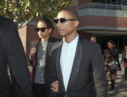Pharrell Williams e sua esposa, na quarta-feira passada, no tribunal de Los Angeles que julgou o processo envolvendo ‘Blurred Lines’.