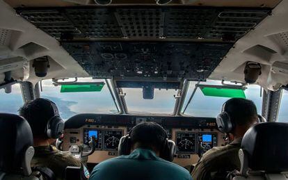 Membros das Forças Armadas da indonésia participam das buscas.