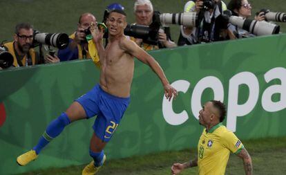 Richarlison comemora com Everton o gol na final da Copa América.