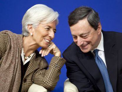 Christine Lagarde conversa com Mario Draghi.