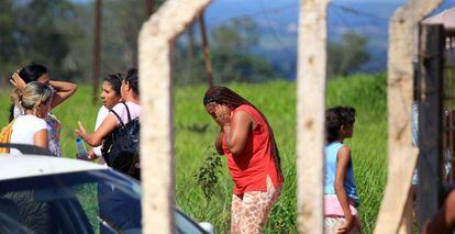 Familiares de presos se desesperam após rebelião em Goiás.