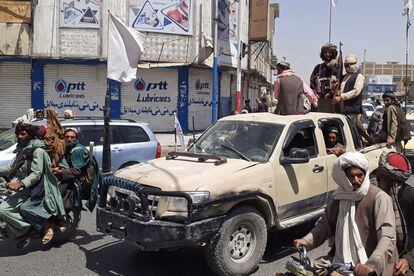 Combatentes do Talibã a bordo de uma caminhonete, no dia 13 de agosto, em Kandahar.