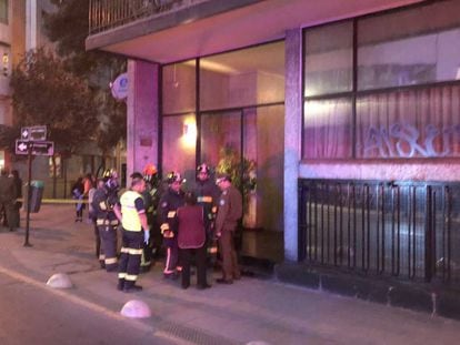 Os bombeiros em frente ao prédio onde ocorreu o incidente.