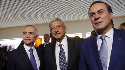Romo, López Obrador e Castañón chegam à reunião.