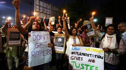 Protesto contra o estupro de uma menina de oito anos em Kathua, de uma adolescente em Unnao e de uma menina de 11 em Surat
