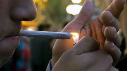 Jovem fumando maconha.